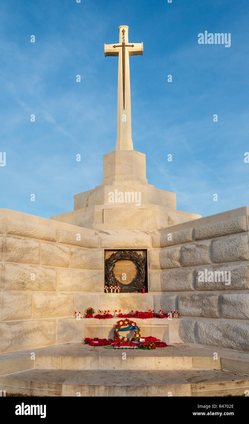 Kreuz des Opfers am Tyne Cot Soldatenfriedhof, in der Nähe von Ypern, Belgien Stockfoto