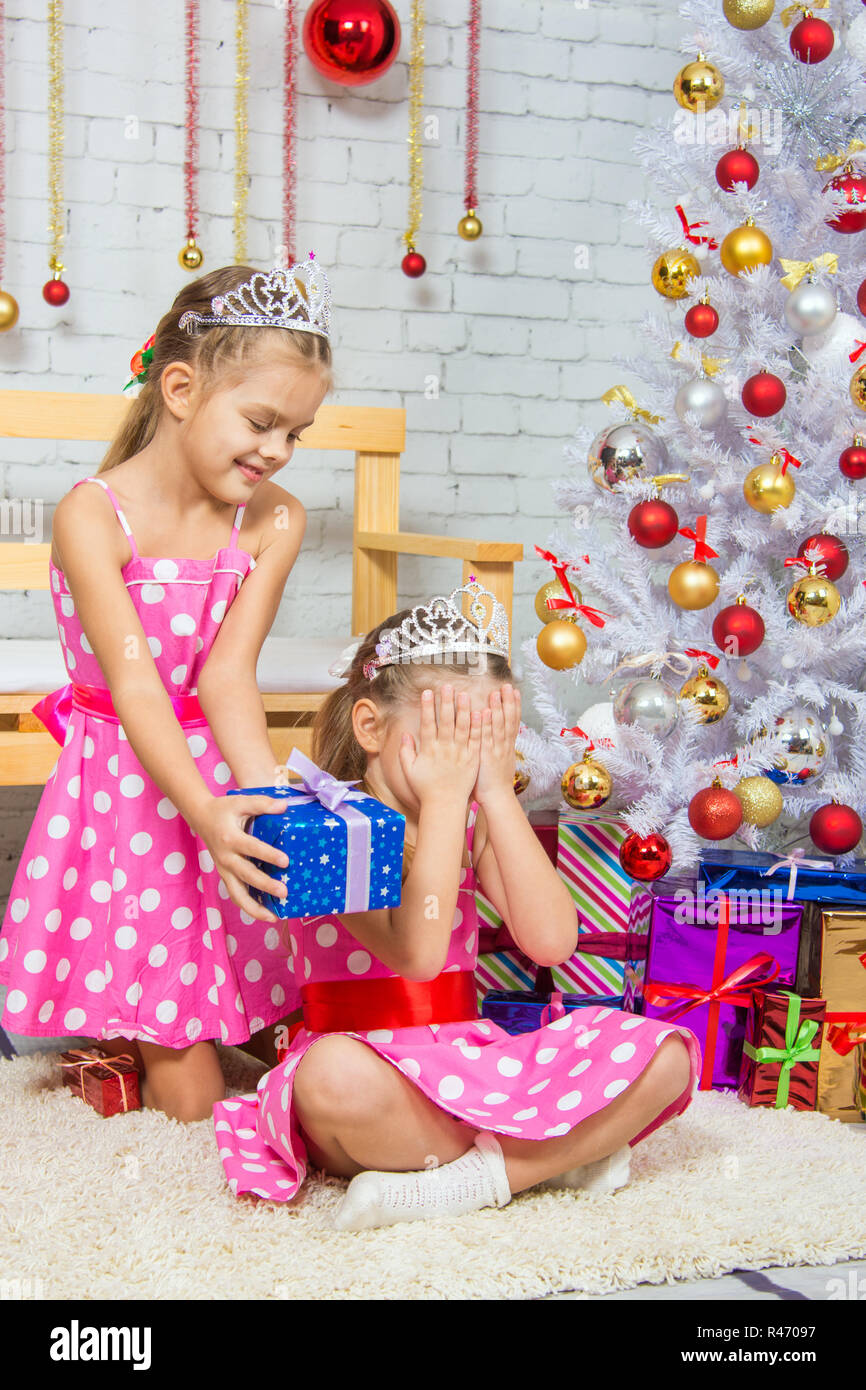 Das Mädchen machte einen Silvester Überraschung Schwester Stockfoto