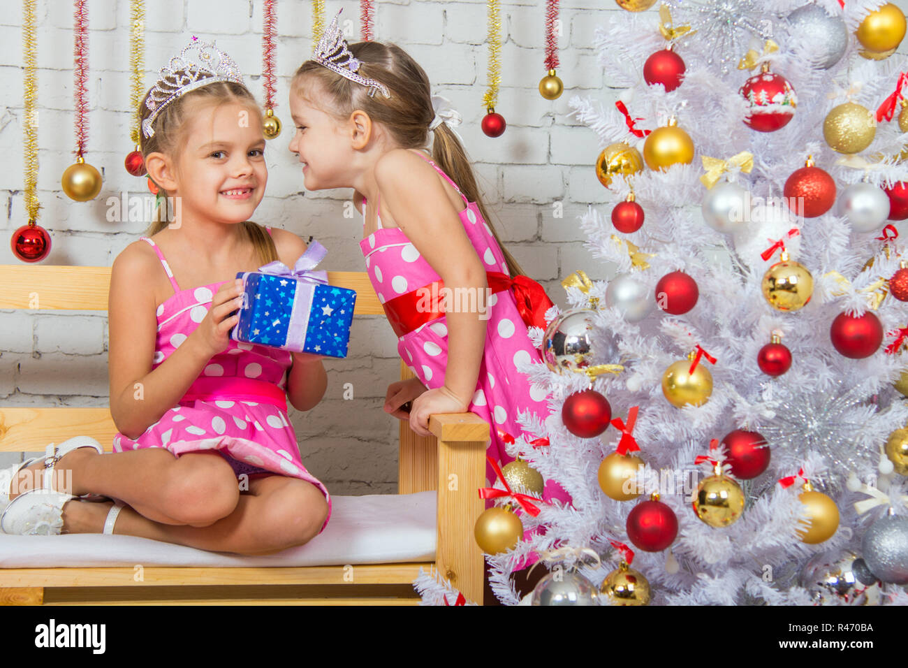 Zwei Mädchen unterhielten sich über den Weihnachtsbaum Stockfoto