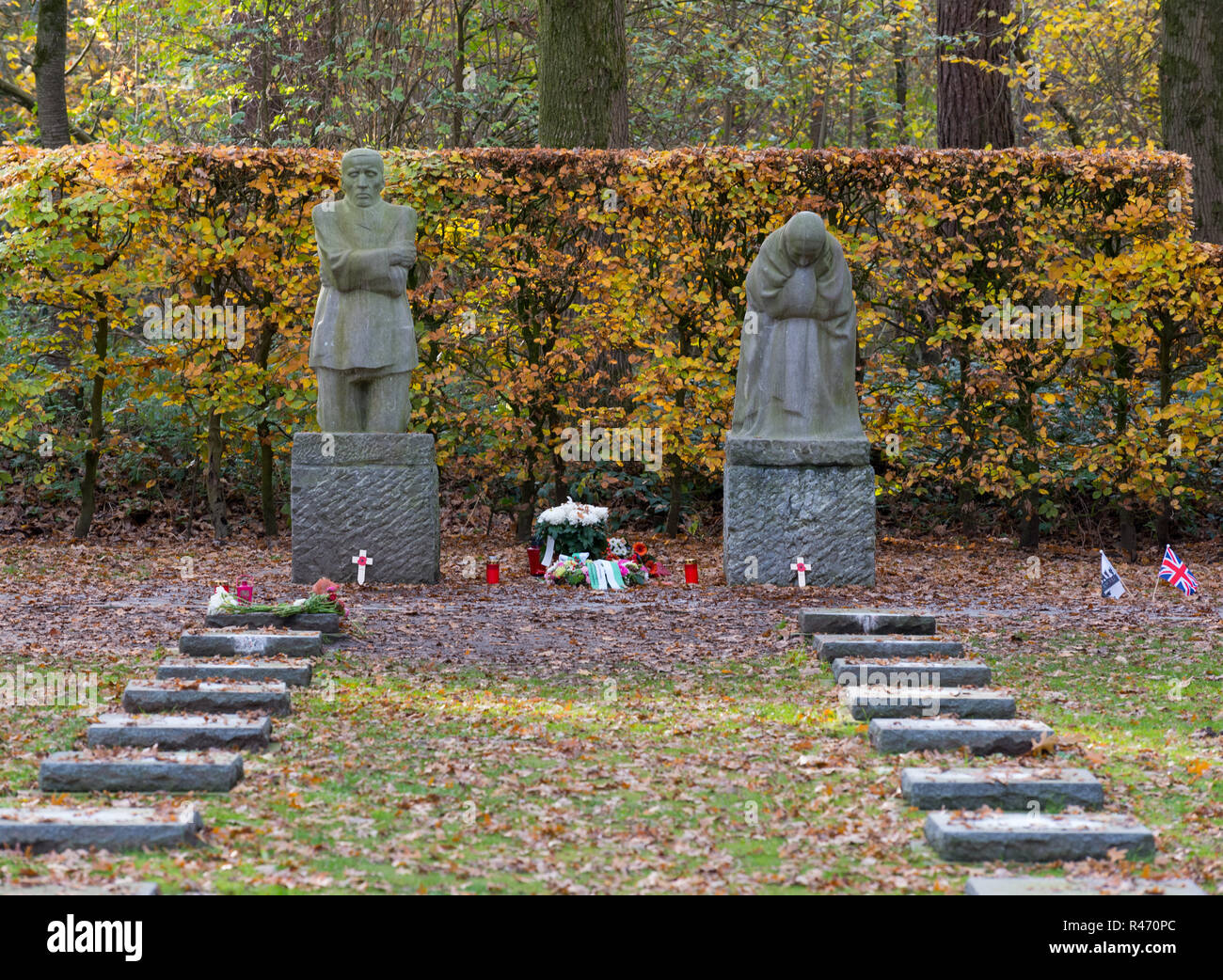 Die Trauer Eltern Skulpturen von deutschen Künstlerin Käthe Kollwitz auf dem deutschen Soldatenfriedhof Vladslo nördlich von Ypern Stockfoto