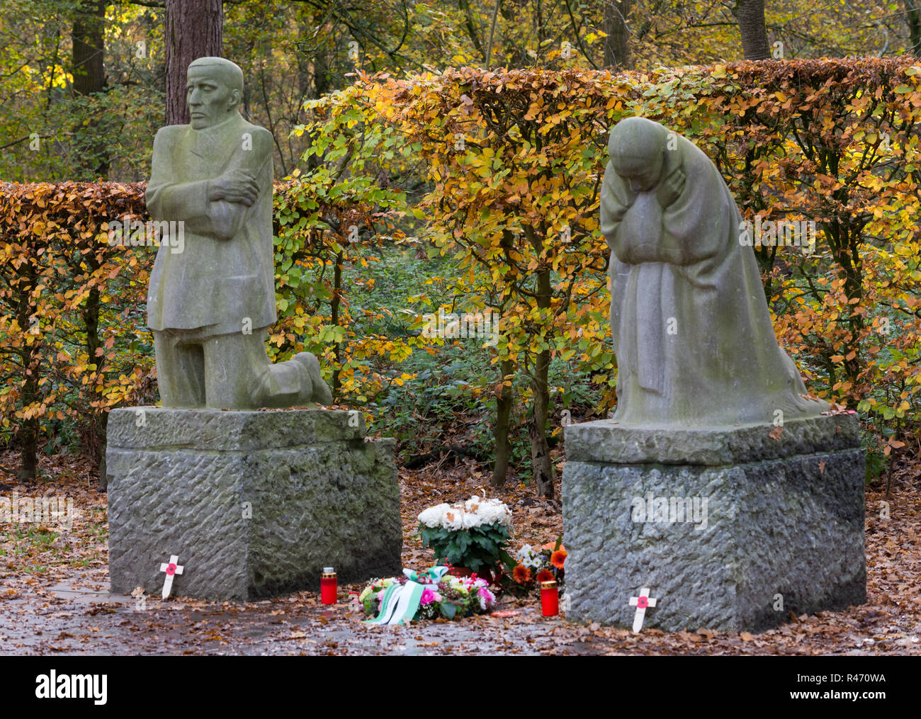 Die Trauer Eltern Skulpturen von deutschen Künstlerin Käthe Kollwitz auf dem deutschen Soldatenfriedhof Vladslo nördlich von Ypern Stockfoto