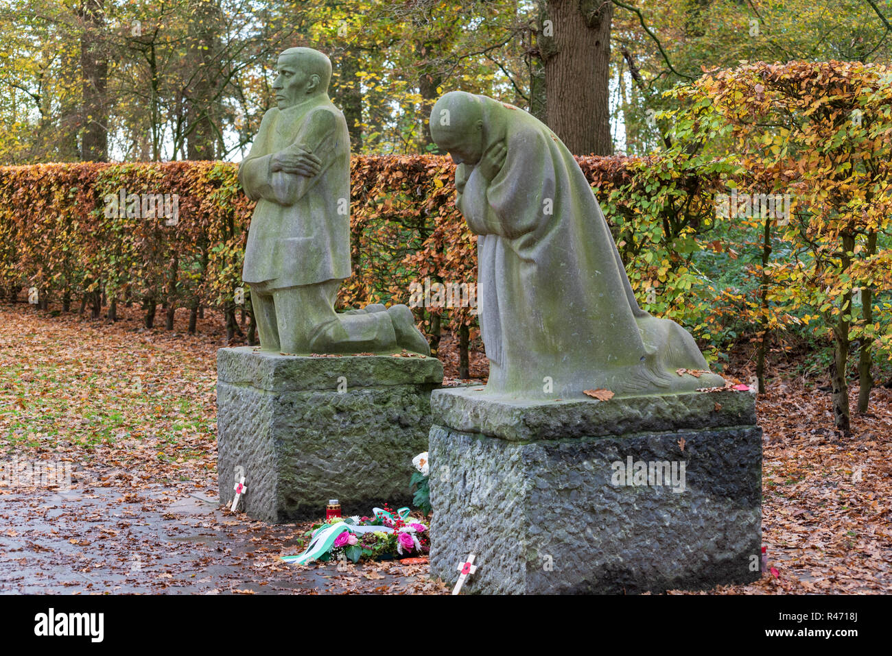 Die Trauer Eltern Skulpturen von deutschen Künstlerin Käthe Kollwitz auf dem deutschen Soldatenfriedhof Vladslo nördlich von Ypern Stockfoto