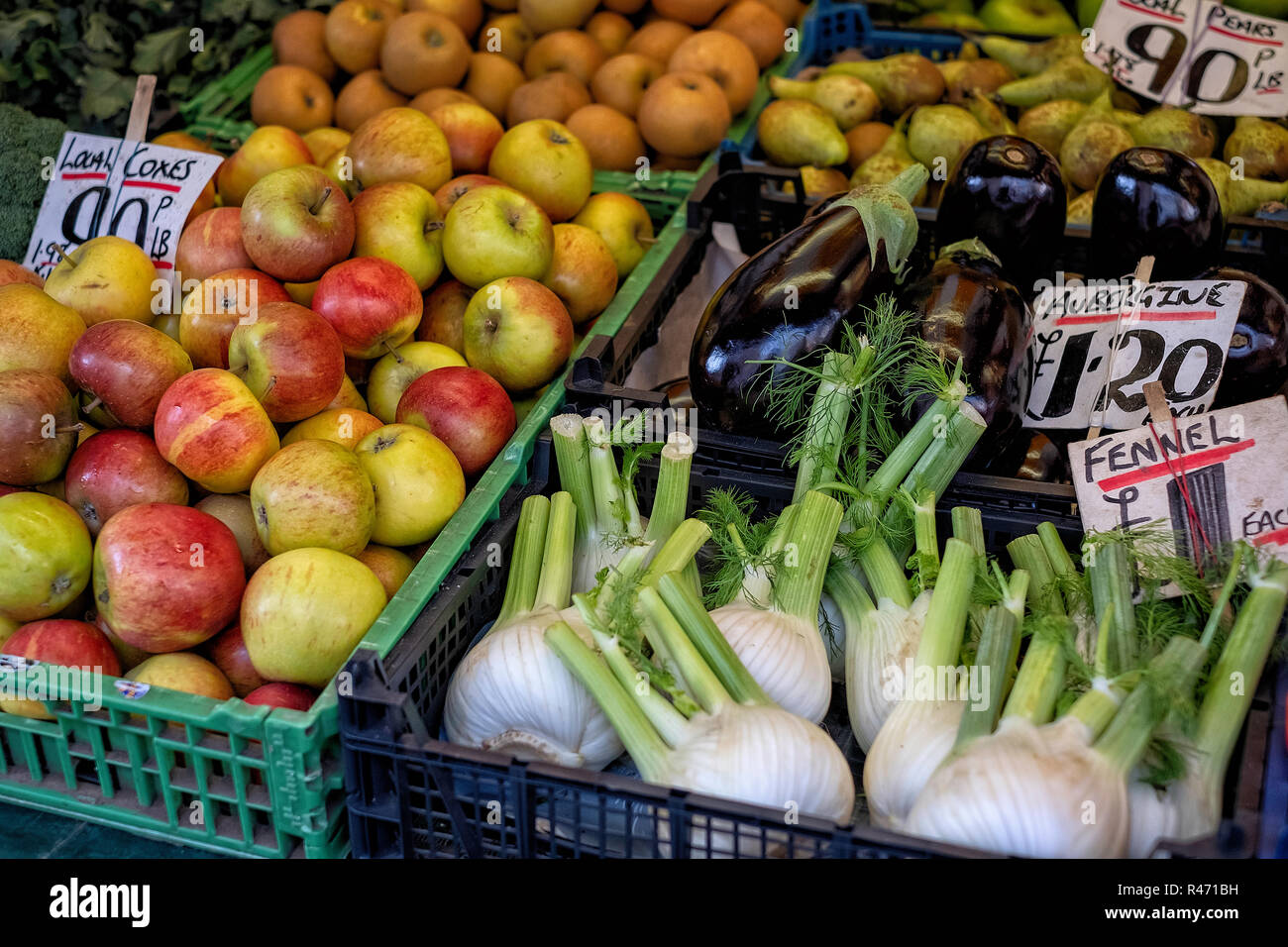 Verschiedene Arten von Obst und Gemüse auf einem Markt, auf dem Marktplatz in Cambridge. Vereinigtes Königreich Stockfoto