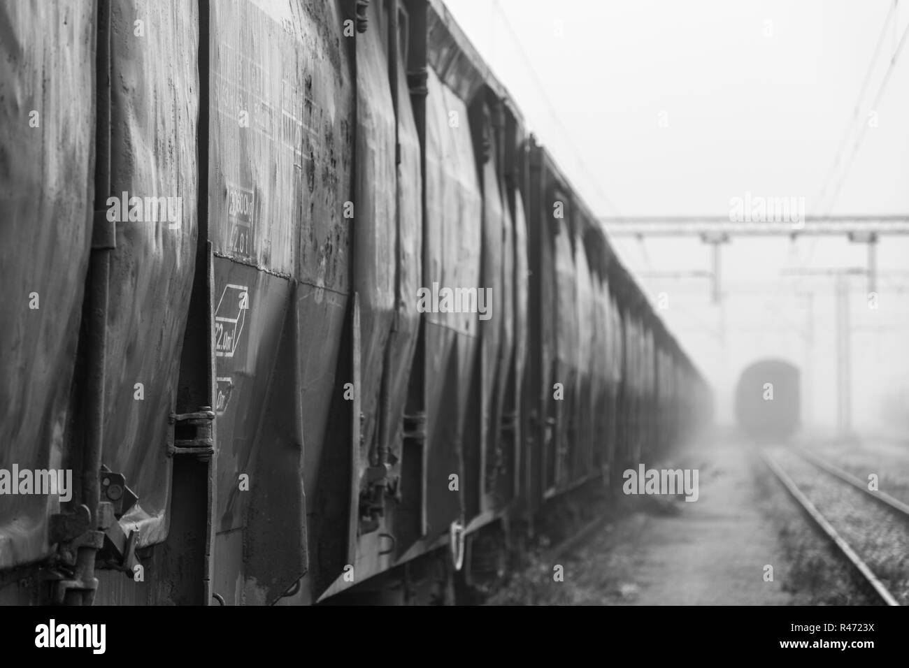 Alte Waggons im Morgennebel geparkt Stockfoto
