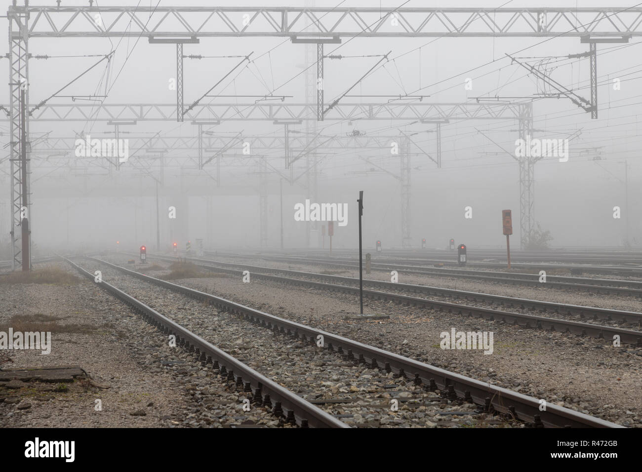 Alte Waggons im Morgennebel geparkt Stockfoto