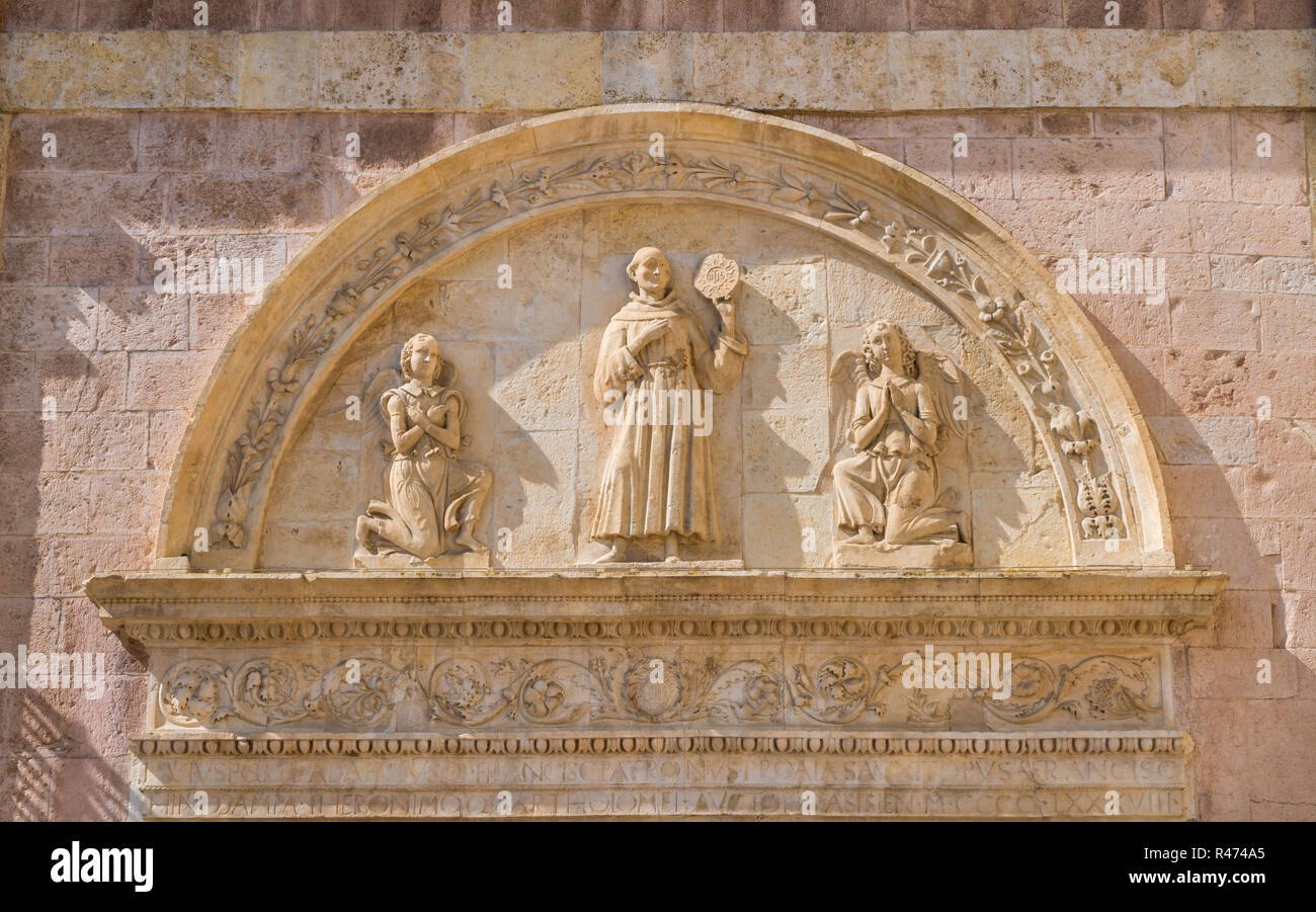 Bas-Relief an der Basilika des Heiligen Franziskus in Assisi, Umbrien, Italien. Stockfoto