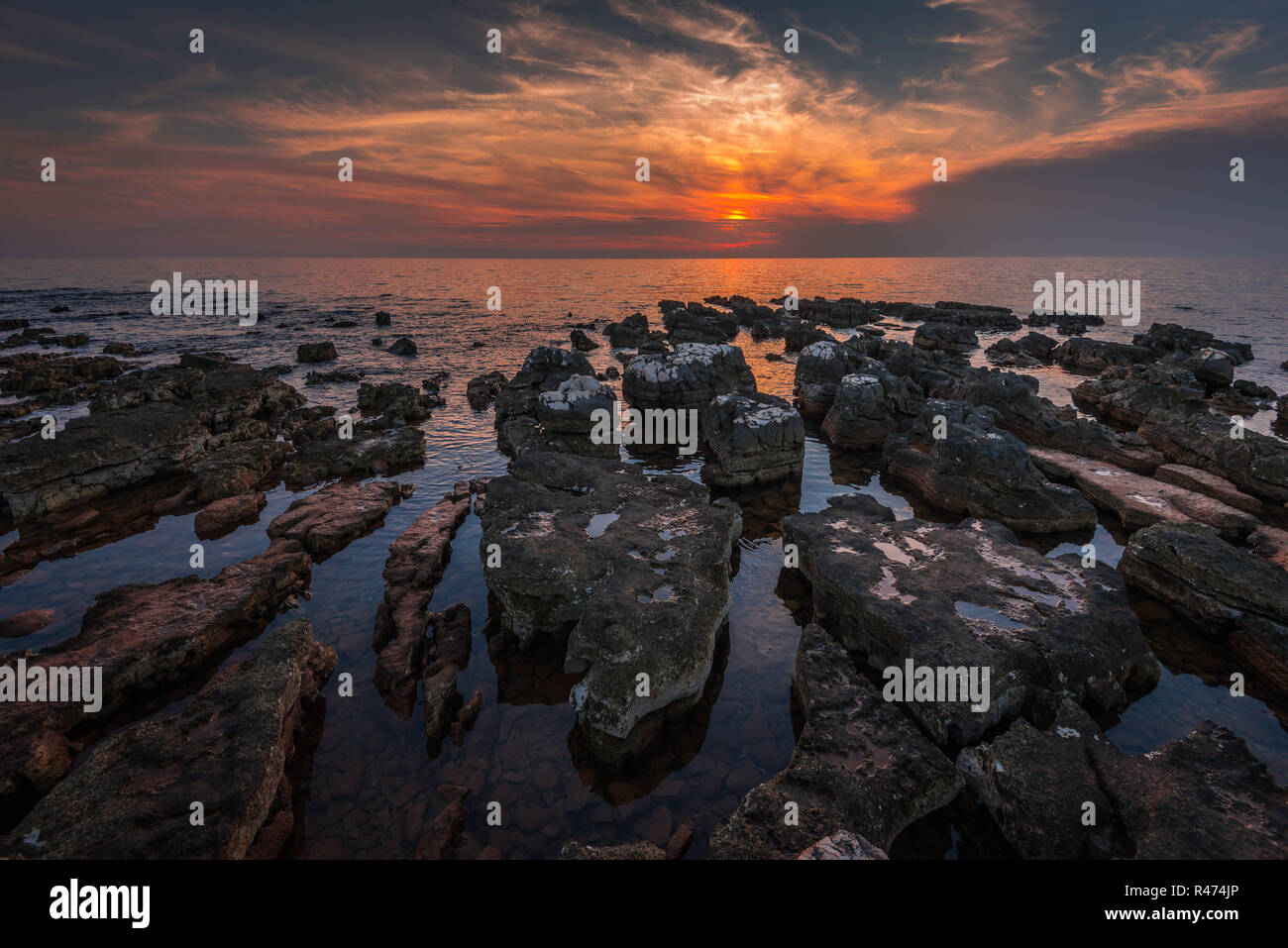 Sonnenuntergang über dem Meer Stockfoto