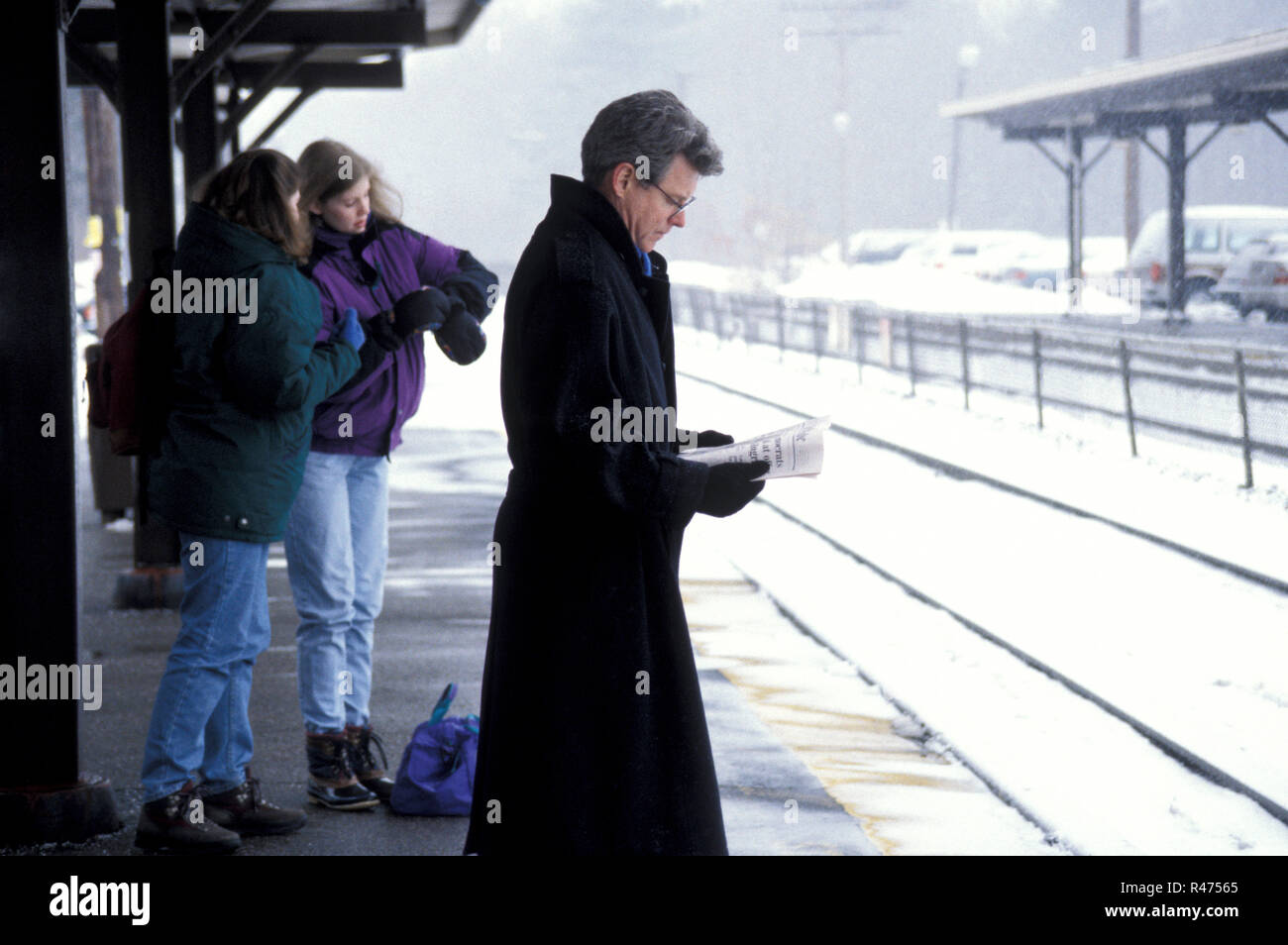 Pendler an einem Bahnsteig im Winter, Massachusetts, USA Stockfoto