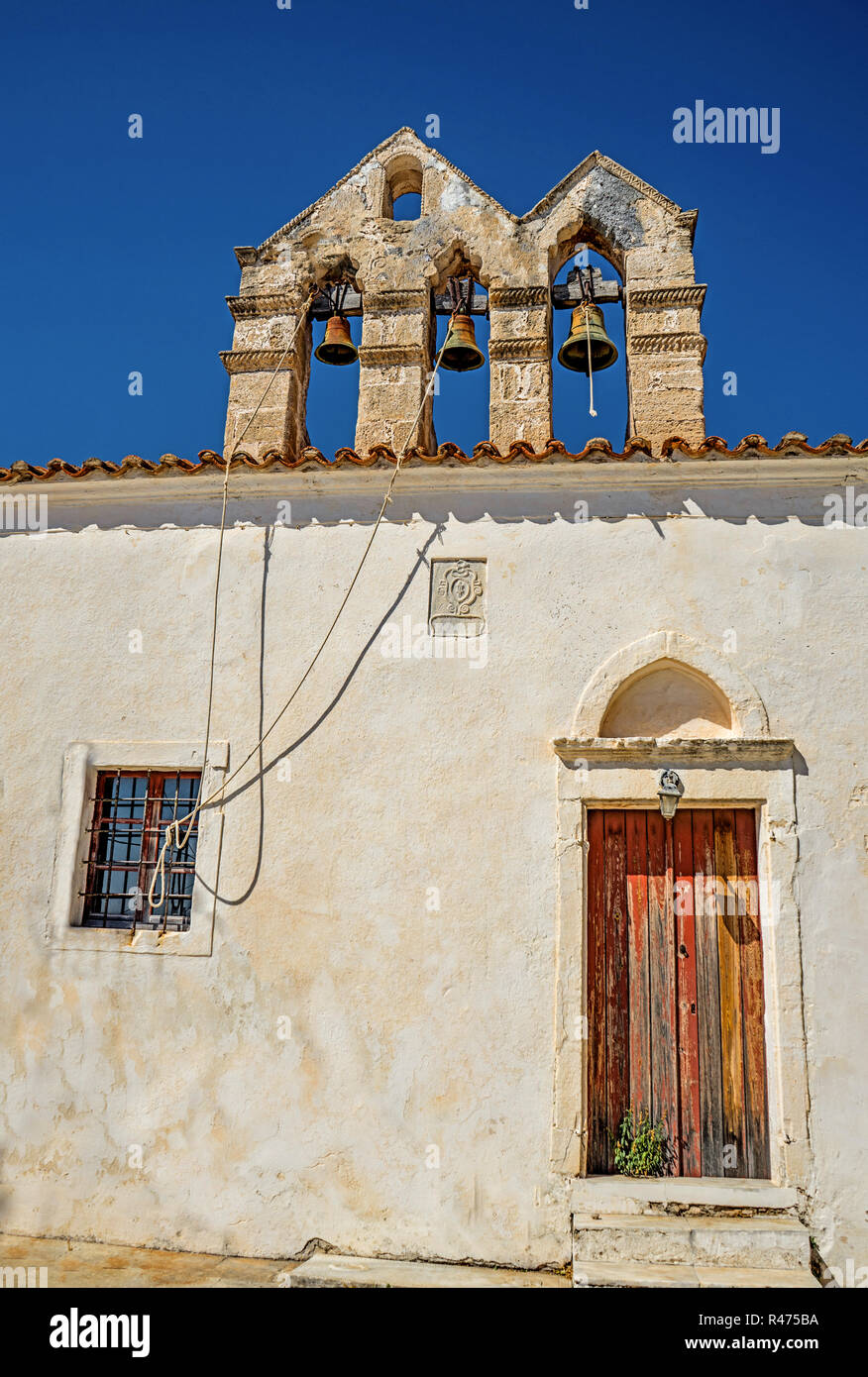 Blick auf die griechische Insel Kithyra in die Ägäis. Der Glockenturm einer Kirche. Stockfoto