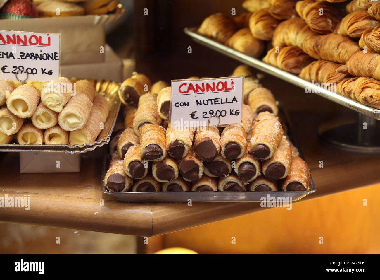 Nutella gefüllt Cannoli in einer Bäckerei Fenster in Bologna Stockfoto
