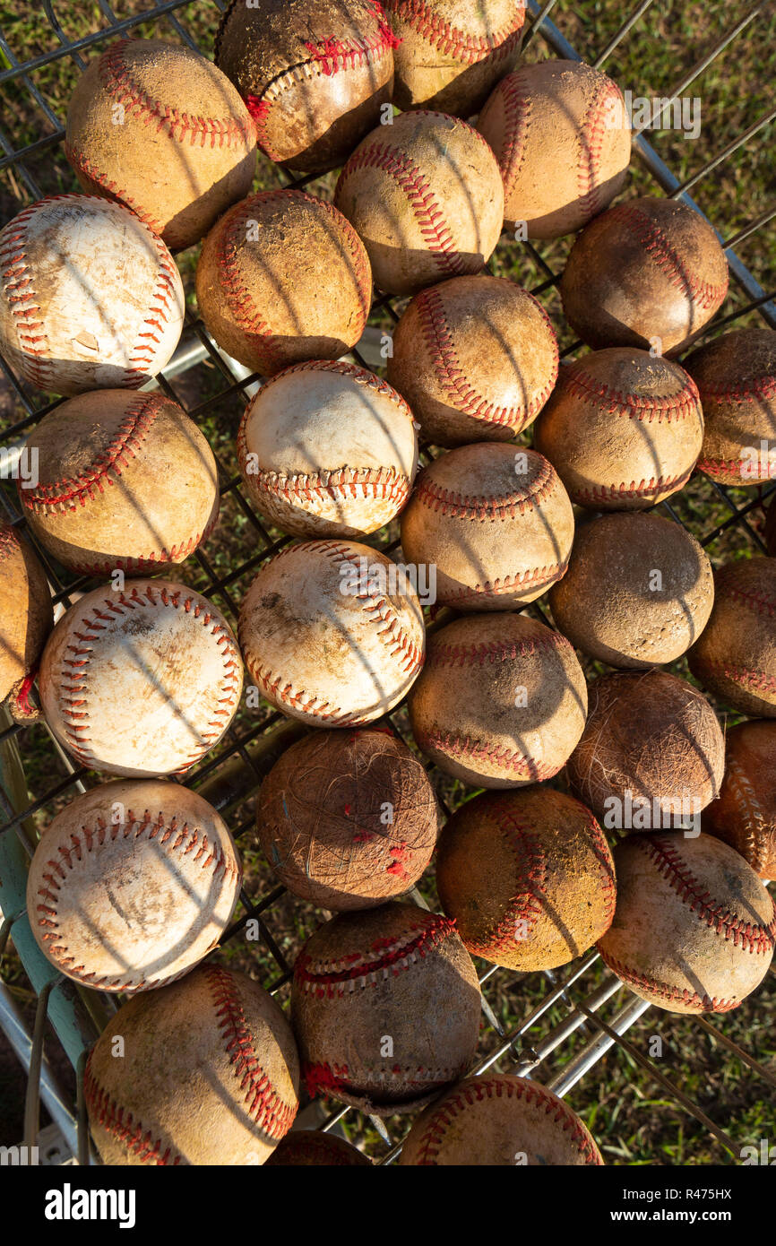 In der Nähe von sehr verwendet Baseball Bälle im Korb mit Gras Hintergrund an einem sonnigen Tag. Stockfoto