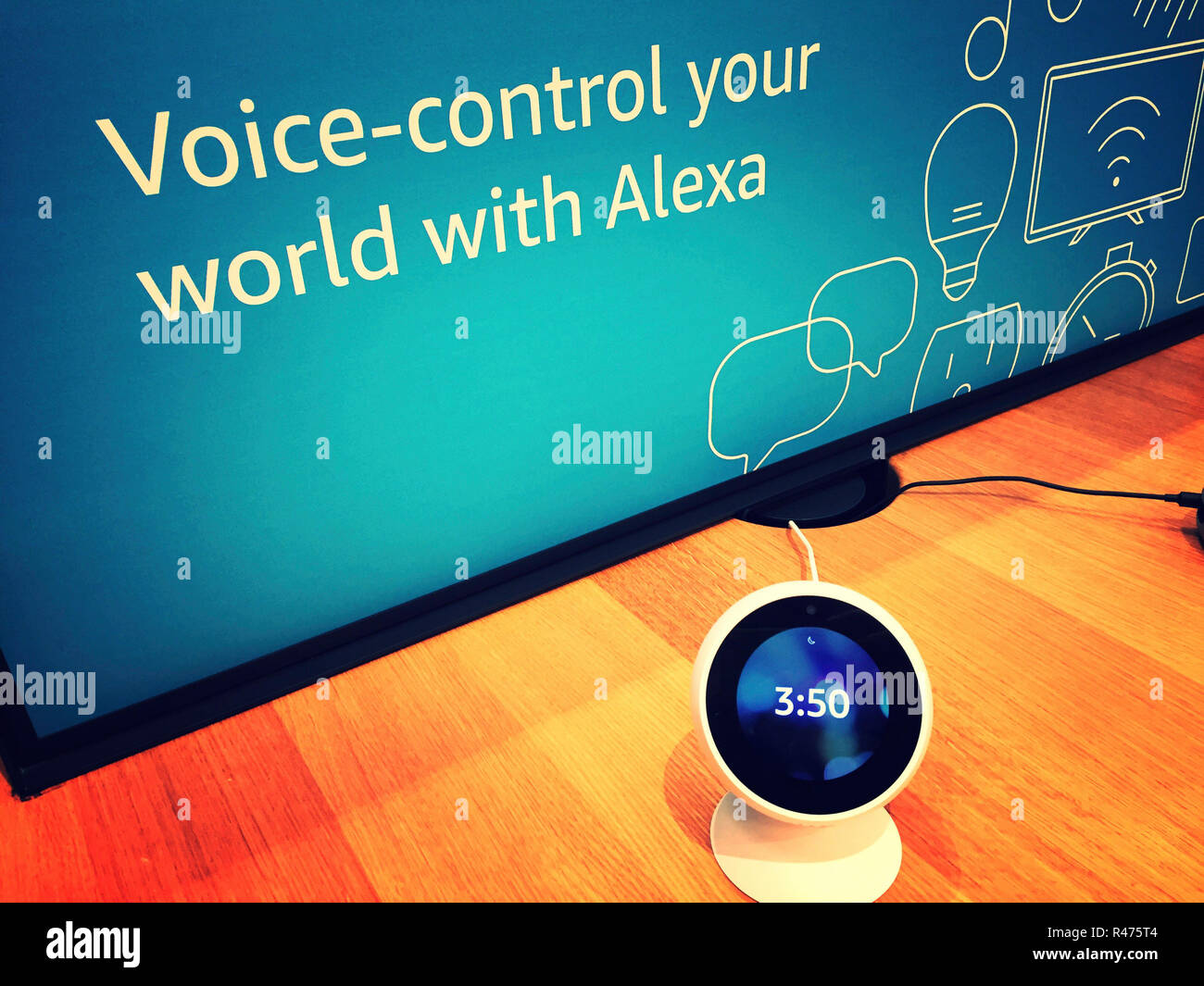 Sprachgesteuerte Alexa auf Anzeige an AmazonBooks store, NEW YORK CITY, USA Stockfoto