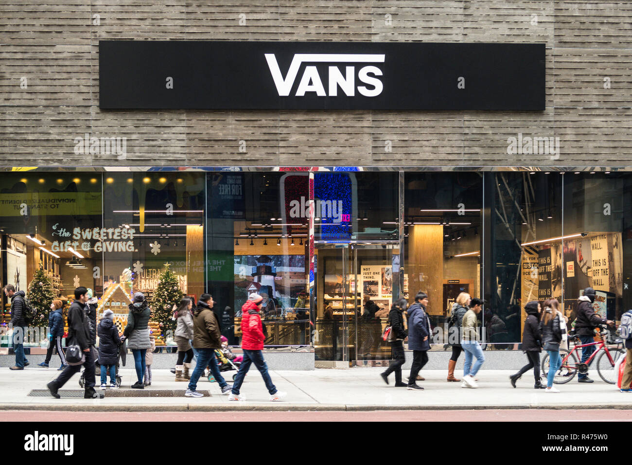 Vans ist ein Skateboard Schuhe und Bekleidung Händler, Fifth Avenue, New  York, USA Stockfotografie - Alamy