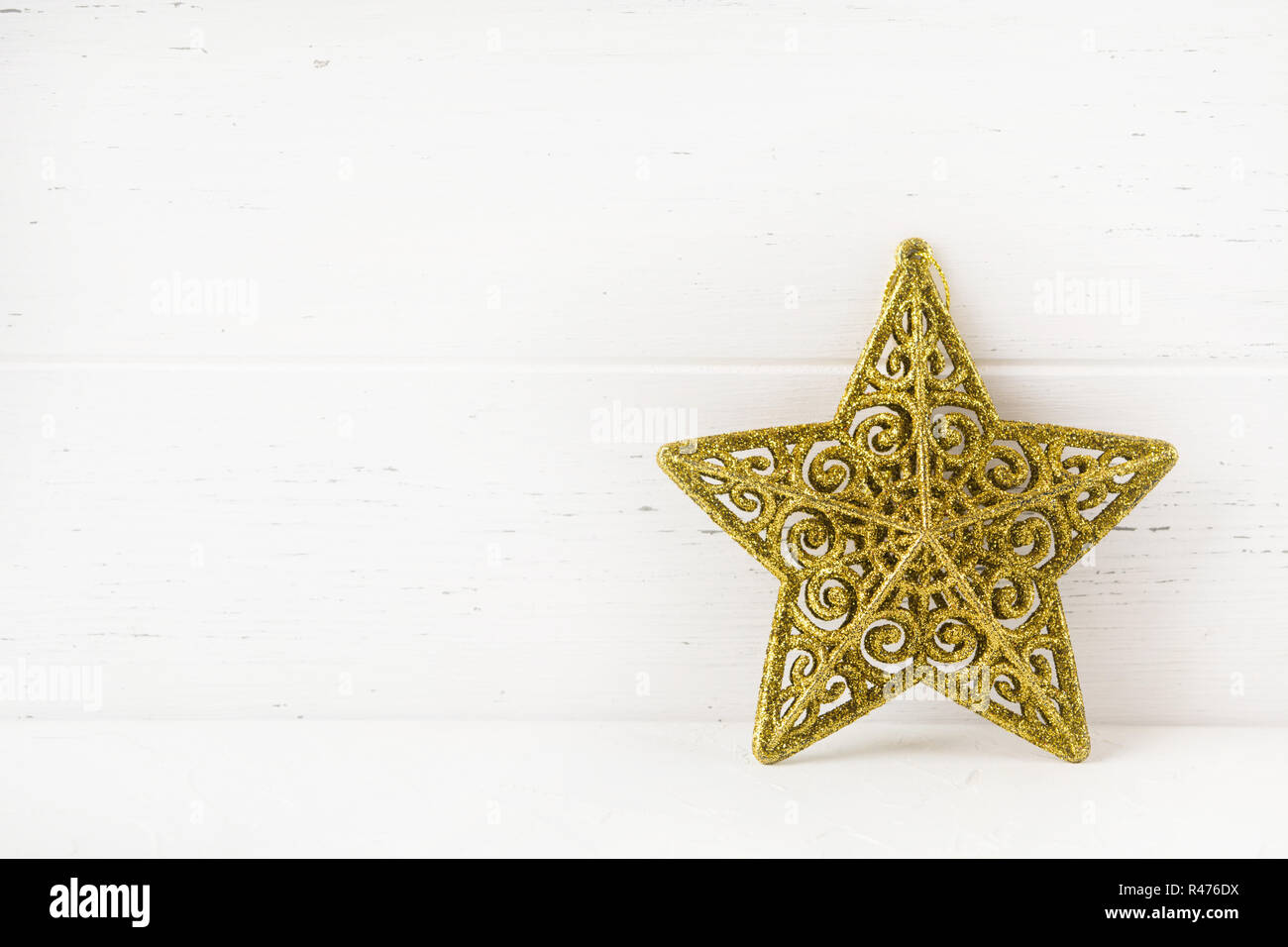Weihnachten Stern auf weißem Holz- Hintergrund mit Kopie Raum, neue Jahr Dekoration Stockfoto