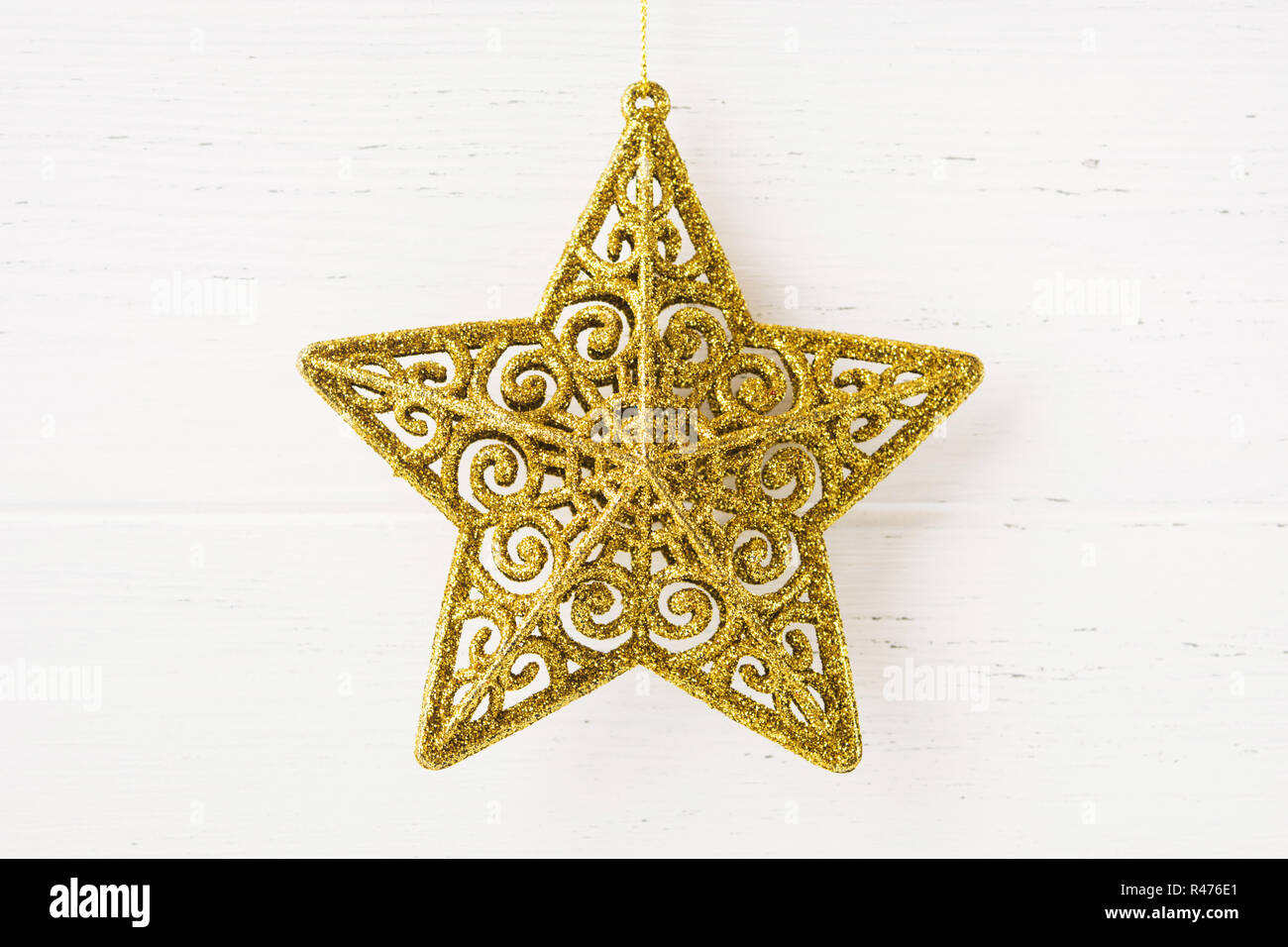 Gold Holiday Star Dekoration auf weißem Hintergrund, Holz Detailansicht Stockfoto