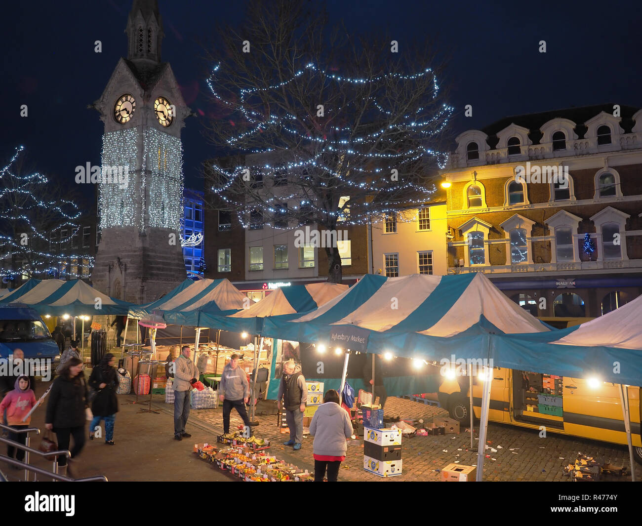 Blick auf den Marktplatz und Clocktower in Aylesbury Buckinghamshire auf einer kalten Nacht zu Weihnachten Stockfoto