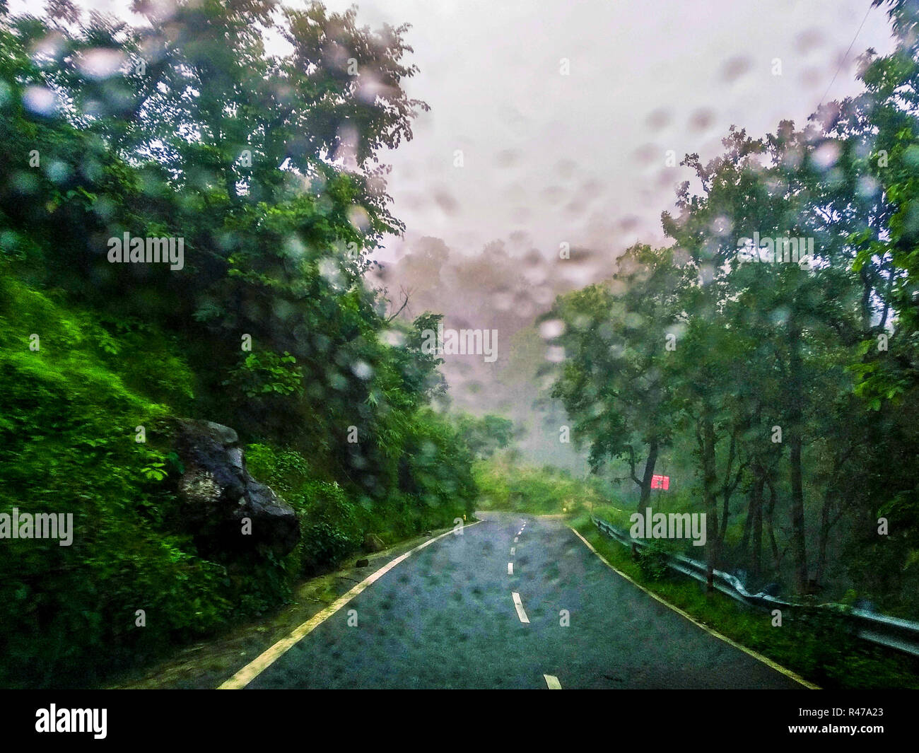 Die Mountain Road im Regen, Regen fällt auf der Frontscheibe Stockfoto