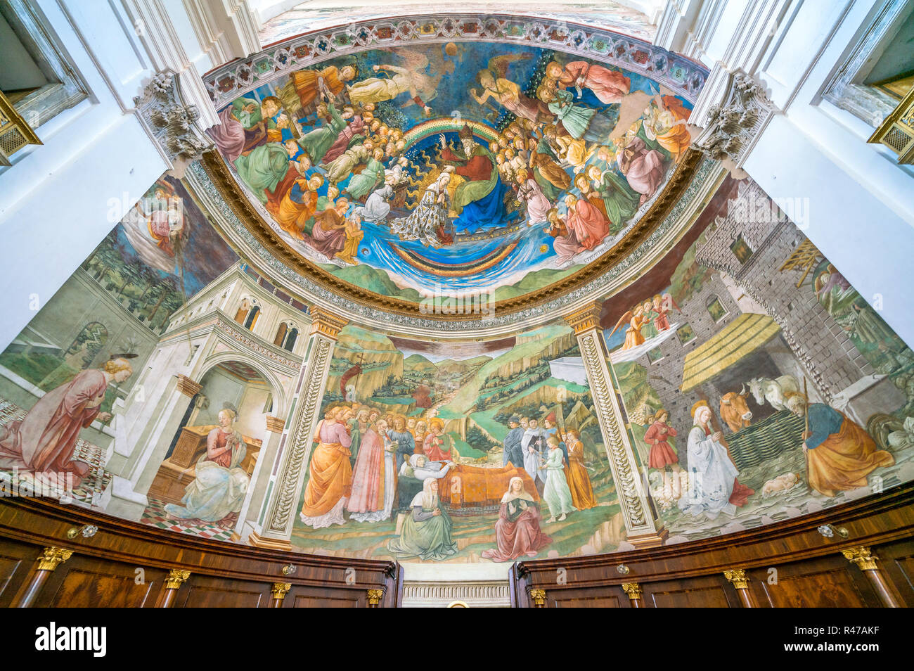 Mit Fresken verzierte Apsis von Filippo Lippi, im Dom von Spoleto. Umbrien, Italien. Stockfoto