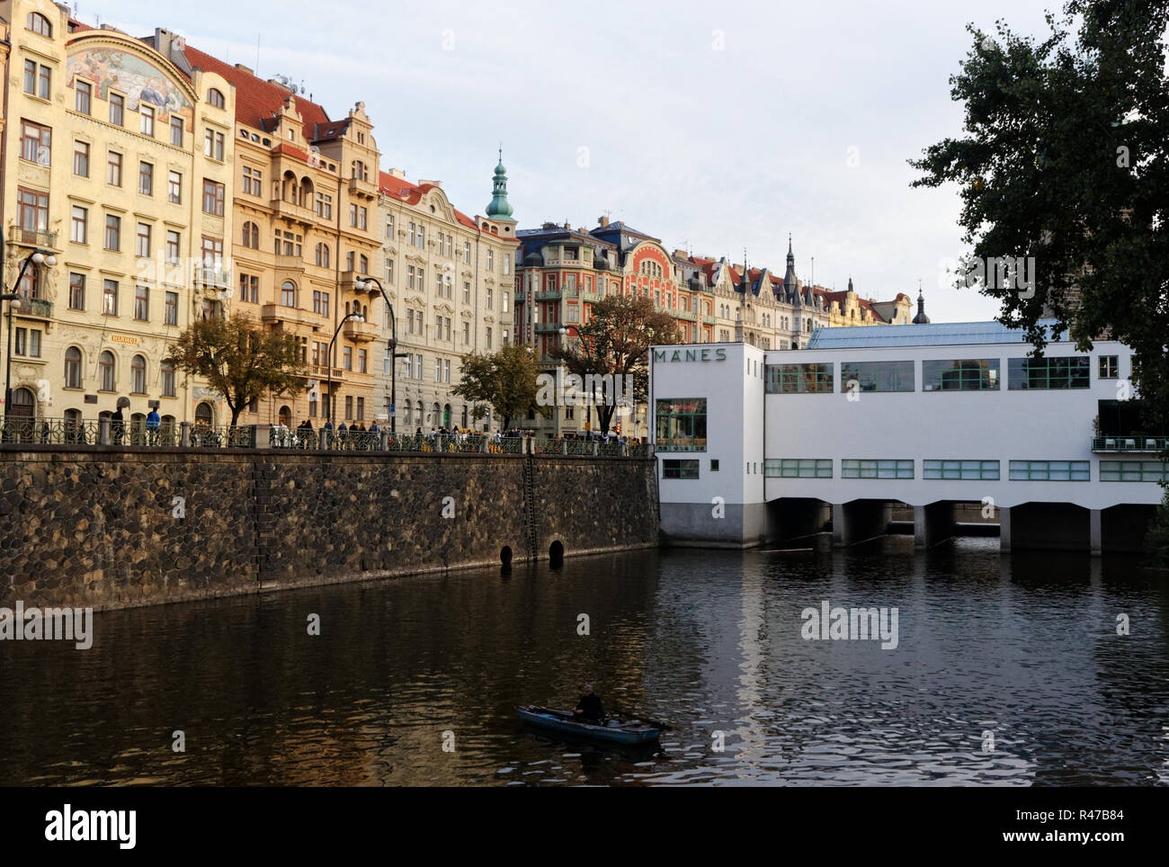 Masarykovo Nábřeží und der Galerie/bridge Mánes Stockfoto