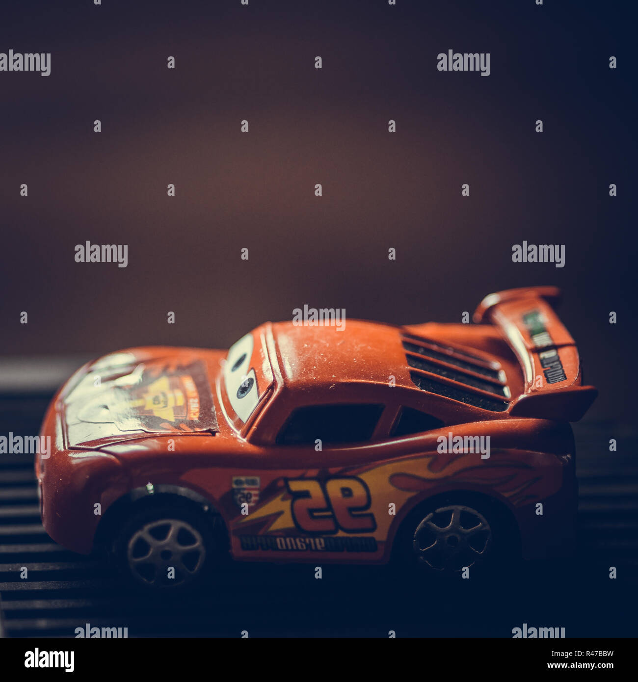 Kleine rote Auto Spielzeug in helles Licht Stockfoto