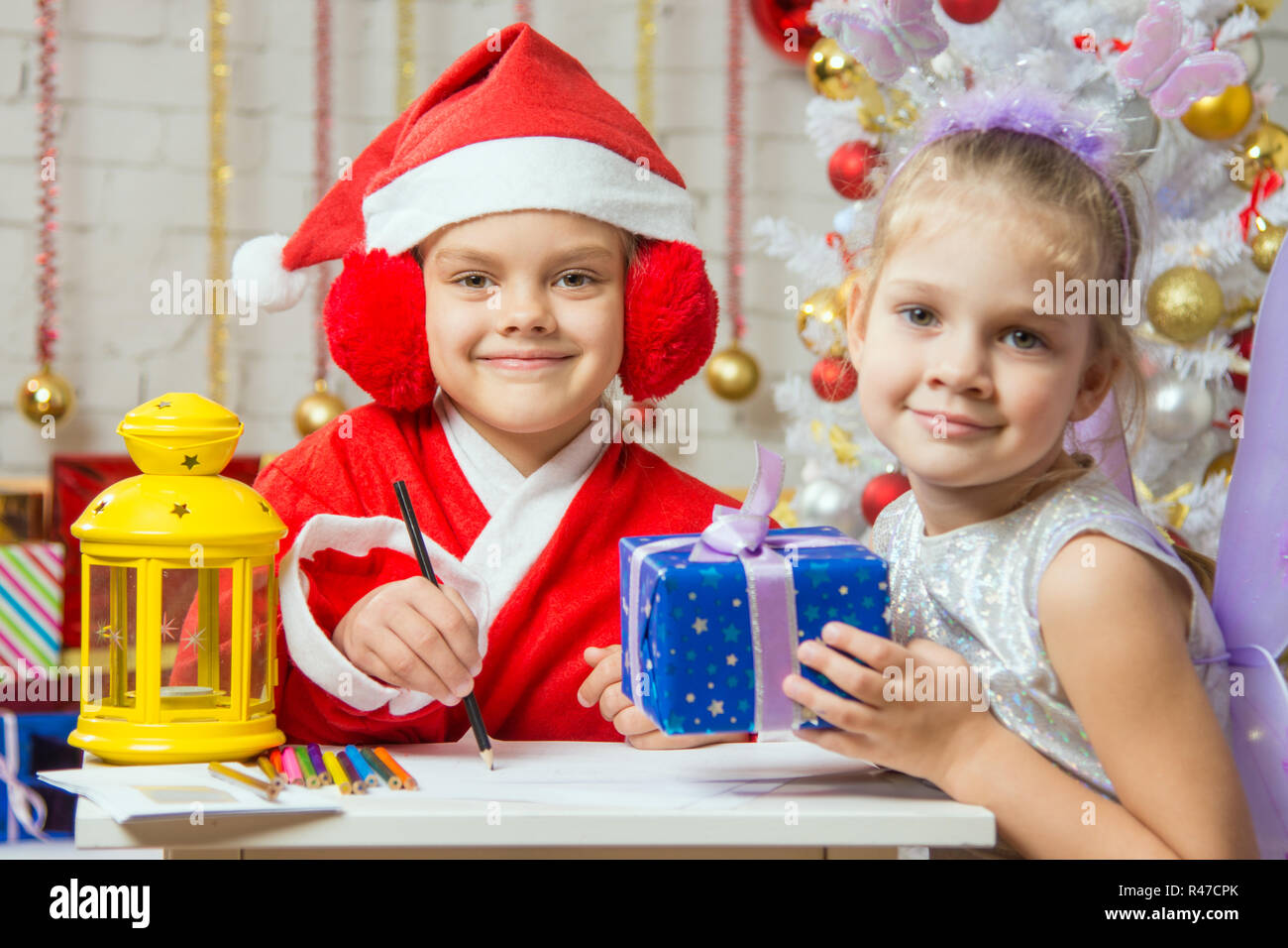 Santa Claus und Fee Helfer vorbereitet, Grußkarten und Geschenke Stockfoto