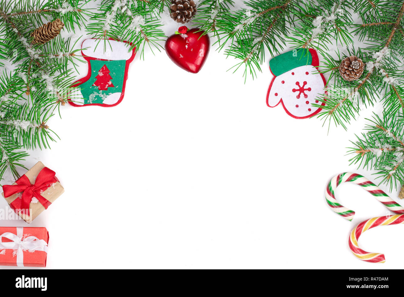 Weihnachten Rahmen der Fir Tree Branch mit Schnee auf weißem Hintergrund mit Kopie Platz für Ihren Text isoliert. Ansicht von oben Stockfoto