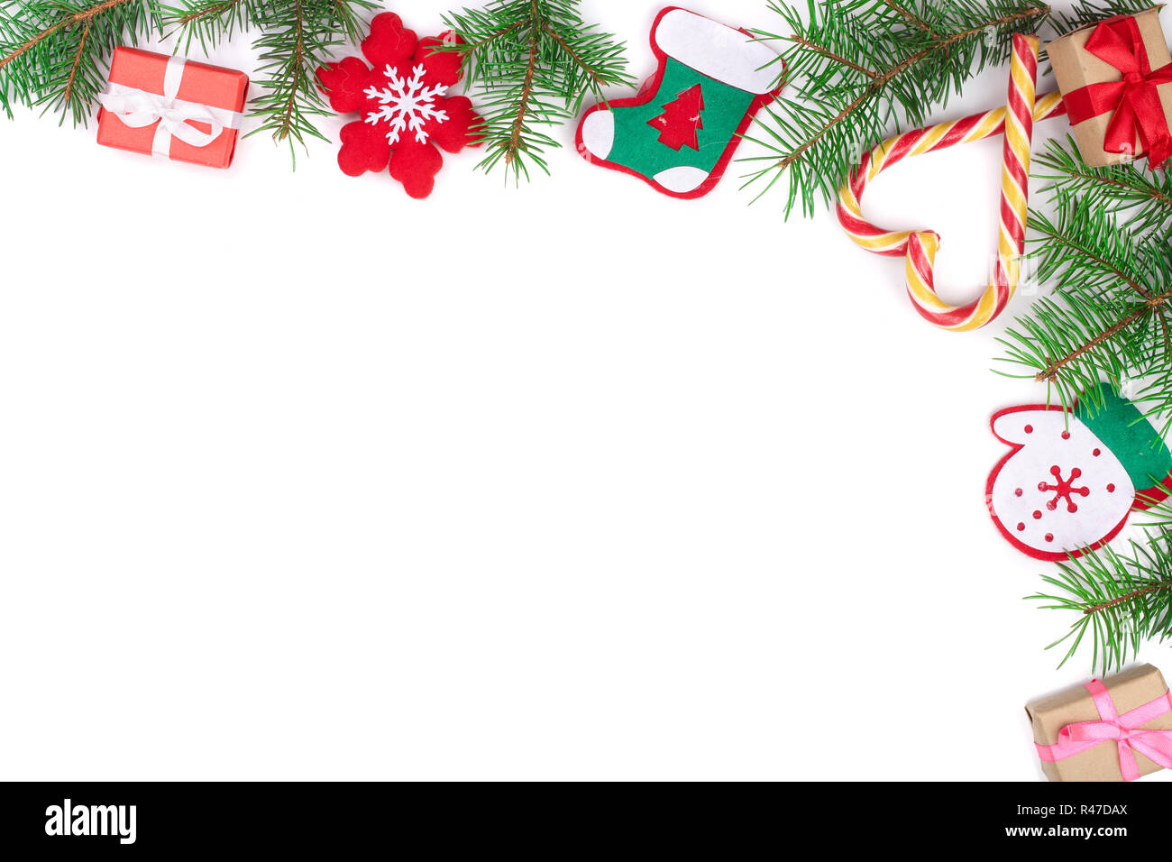 Weihnachten Rahmen der Fir Tree Branch mit Schnee auf weißem Hintergrund mit Kopie Platz für Ihren Text isoliert. Ansicht von oben Stockfoto