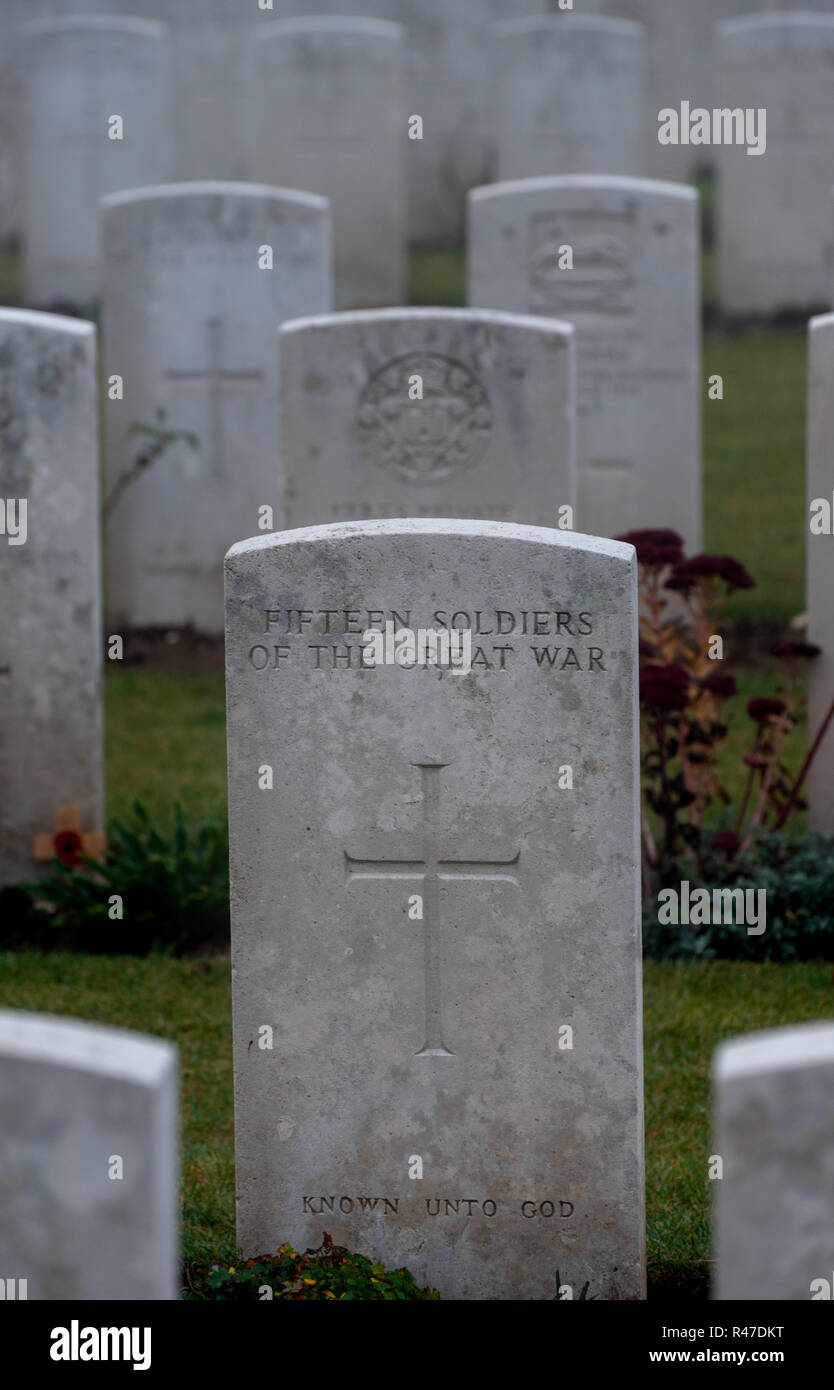 Grabstein mit der Inschrift "15 Soldaten der Große Krieg' in Connaught Britischer Friedhof, der Somme, Frankreich Stockfoto