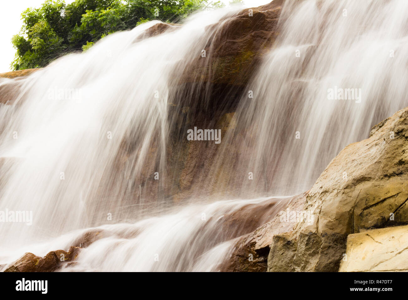 Schönen Wasserfall auf den Felsen Stockfoto