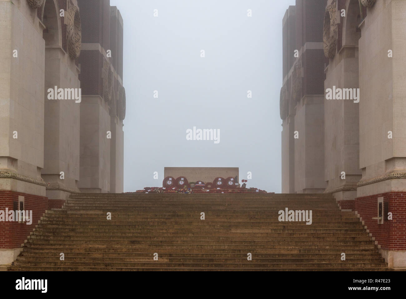 Stein der Erinnerung an Thiepval Gedenkstätte für die Fehlende an der Somme im Nebel Stockfoto