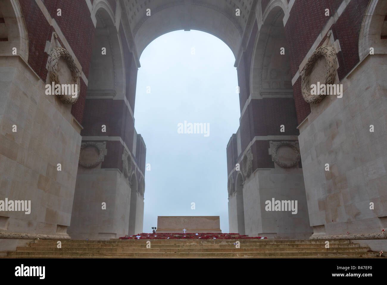 Stein der Erinnerung an Thiepval Gedenkstätte für die Fehlende an der Somme im Nebel Stockfoto