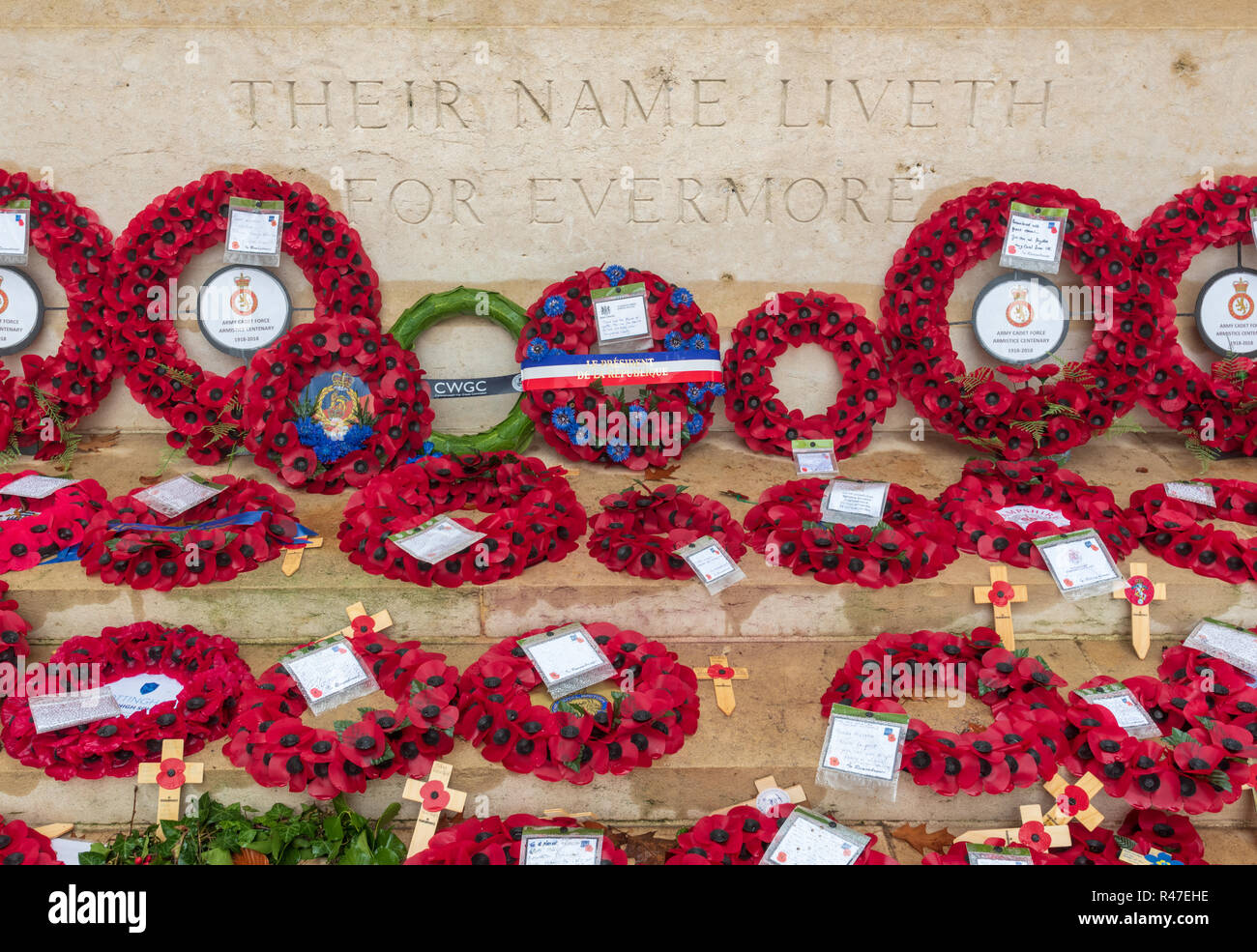 Poppy Kränze auf Stein der Erinnerung an Thiepval Gedenkstätte für die Fehlende markieren Jahrestag des Waffenstillstands Stockfoto