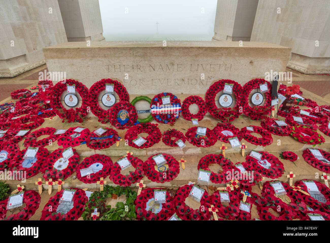 Poppy Kränze auf Stein der Erinnerung an Thiepval Gedenkstätte für die Fehlende markieren Jahrestag des Waffenstillstands Stockfoto