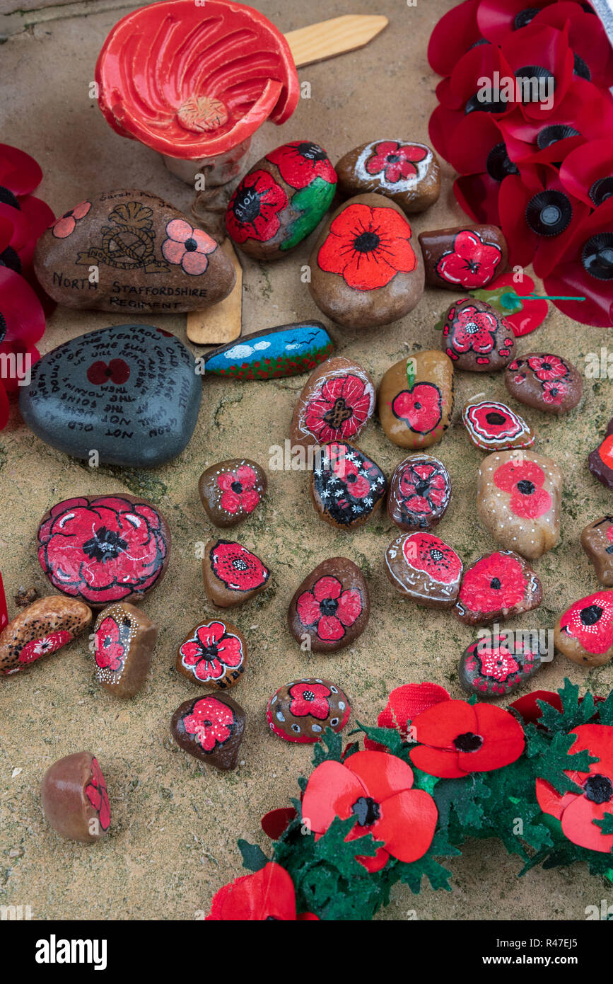 Poppy Kränze auf Stein der Erinnerung an Thiepval Gedenkstätte für die Fehlende markieren Jahrestag des Waffenstillstands Stockfoto