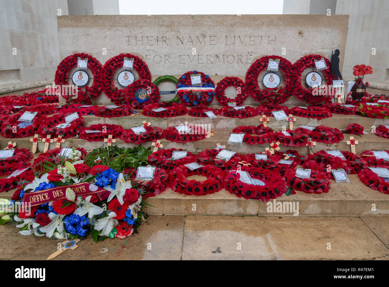Poppy Kränze auf Stein der Erinnerung an Thiepval Gedenkstätte für die Fehlende markieren Jahrestag des Waffenstillstands Stockfoto