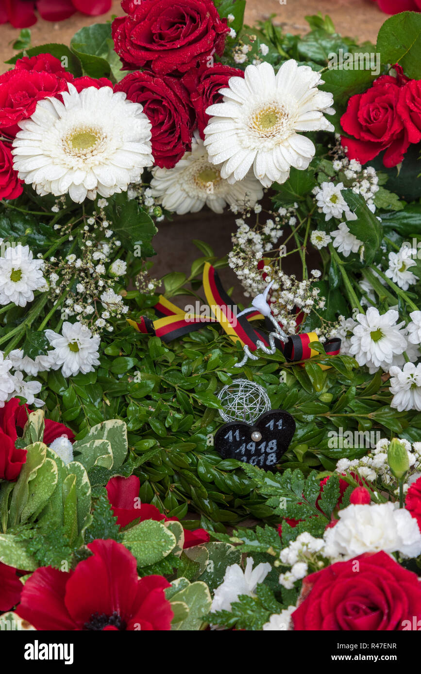 Poppy Kränze auf Stein der Erinnerung an Thiepval Gedenkstätte für die Fehlende markieren Jahrestag des Waffenstillstands Stockfoto
