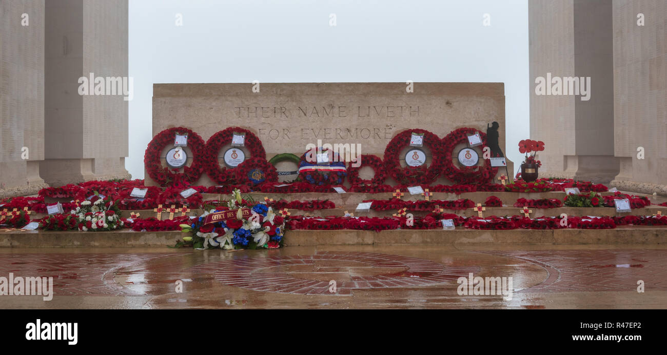 Poppy Kränze auf Stein der Erinnerung an Thiepval Gedenkstätte für die Fehlende markieren Jahrestag des Waffenstillstands Stockfoto