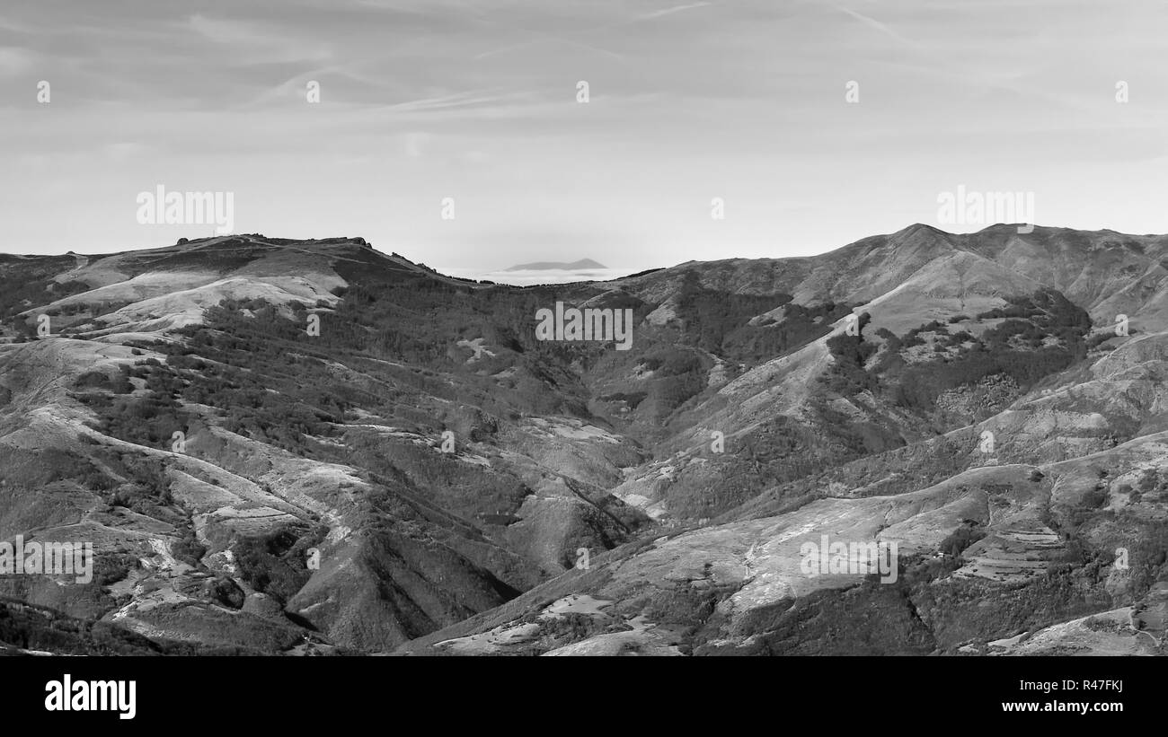 Schwarze und weiße Blick auf Midzor und Babin zub Gipfeln und Fernen, Misty Rtanj-Gipfel Stockfoto