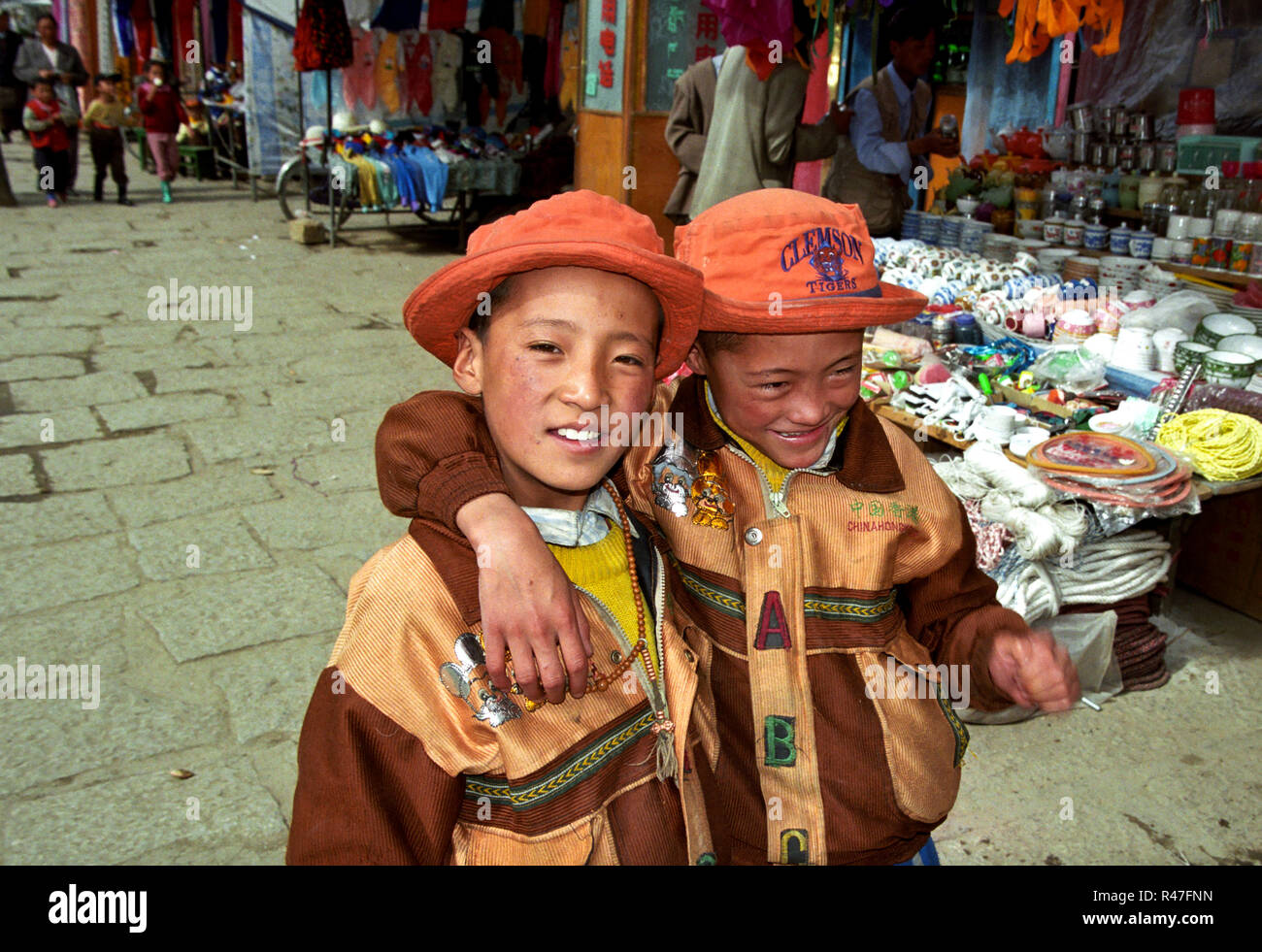 Tibet, Lhasa: Zwei kleine Freunde unheimlich umschlungen auf der Straße. - 15.05.1998 Stockfoto