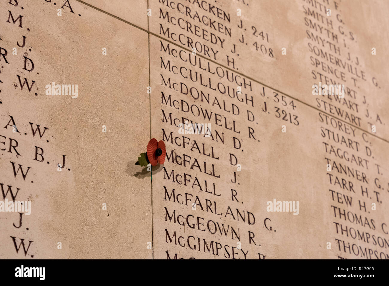 Liste der vermissten Soldaten eingeschrieben auf Wand des Menentor, Ypern Stockfoto