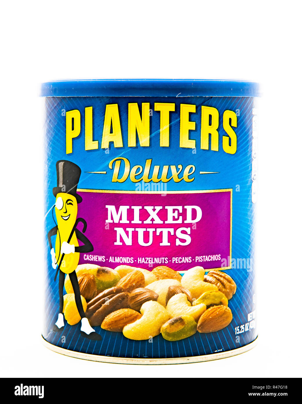 Ein Karton mit Planters Deluxe gemischten Nüssen, einschließlich Cashews, Mandeln, Haselnüssen, Pekannüssen und Pistazien isoliert auf Weiß Stockfoto