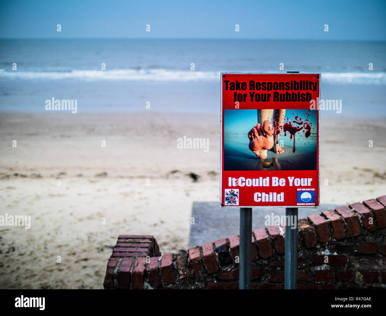 Strand Müll/Strand Wurf - Poster über die Gefahren von Müll am Strand links Stockfoto