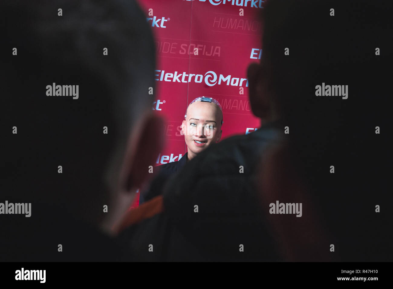 Vilnius, Litauen - 19. Dezember 2017: Sophia humanoide Roboter sprechen mit der Masse der Leute im Elektromarkt center, Panorama Supermarkt aus. Stockfoto