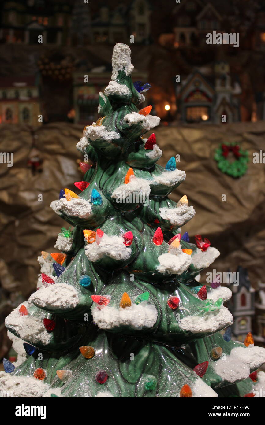Miniatur Weihnachtsbaum mit bunten Lichtern als Weihnachten ornamentalen Verzierungen angezeigt. Stockfoto