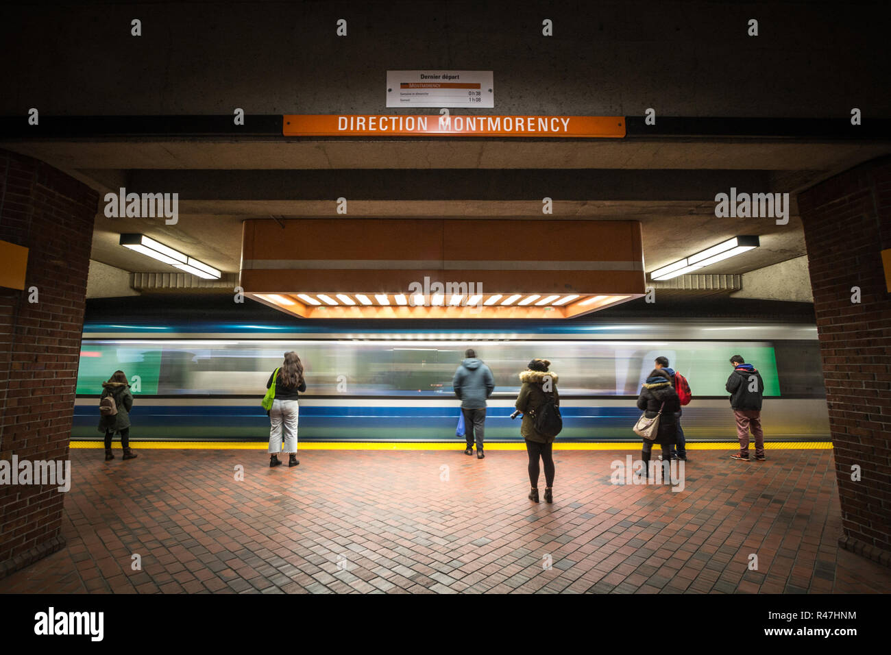 MONTREAL, KANADA - 3. NOVEMBER 2018: Die Menschen warten auf eine U-Bahn in Snowdon Bahnsteig, orange Linie, während eine U-Bahn kommt, mit einer Geschwindigkeit Stockfoto