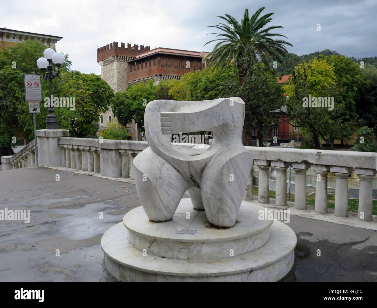 Marmor Skulptur in Piazza Antonio Gramsci Stockfoto