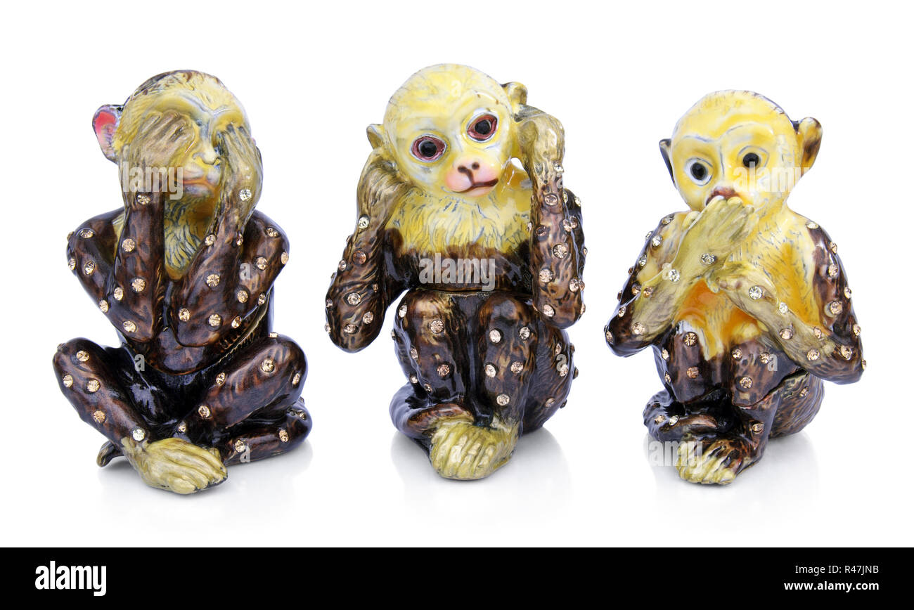 Souvenir Figuren der drei Affen, symbolisiert der buddhistischen Vorstellung von Nicht-Tun des Bösen, die Loslösung von falschen, auf Bell Hintergrund isoliert. Stockfoto