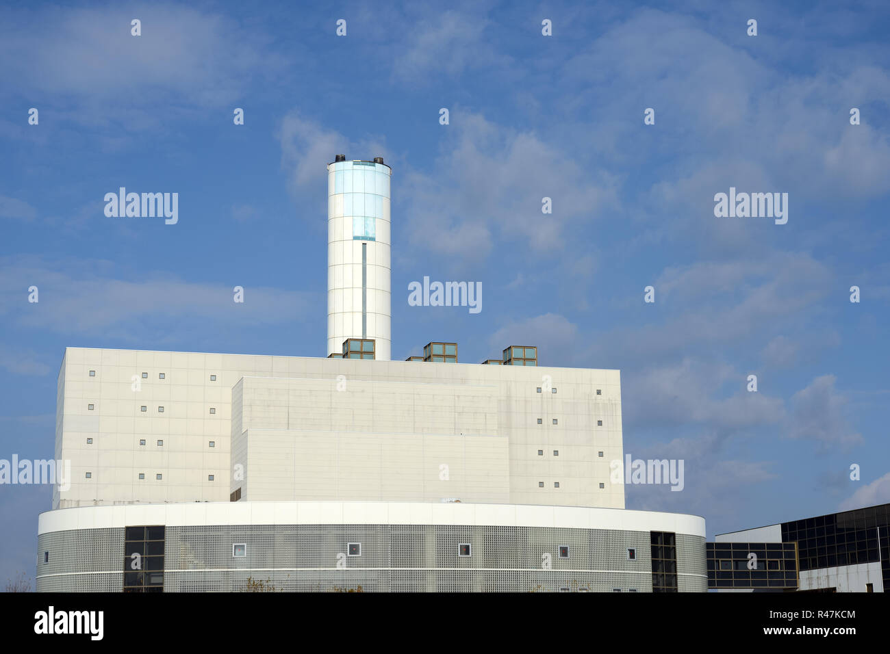 Verbrennungsanlage mit Kamin gegen den blauen Himmel Stockfoto