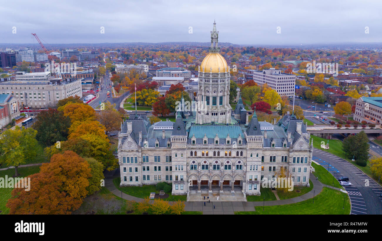 Ein Luftbild mit Schwerpunkt auf der Connecticut State House mit flammenden Herbst Farbe in den Bäumen um Hartford Stockfoto