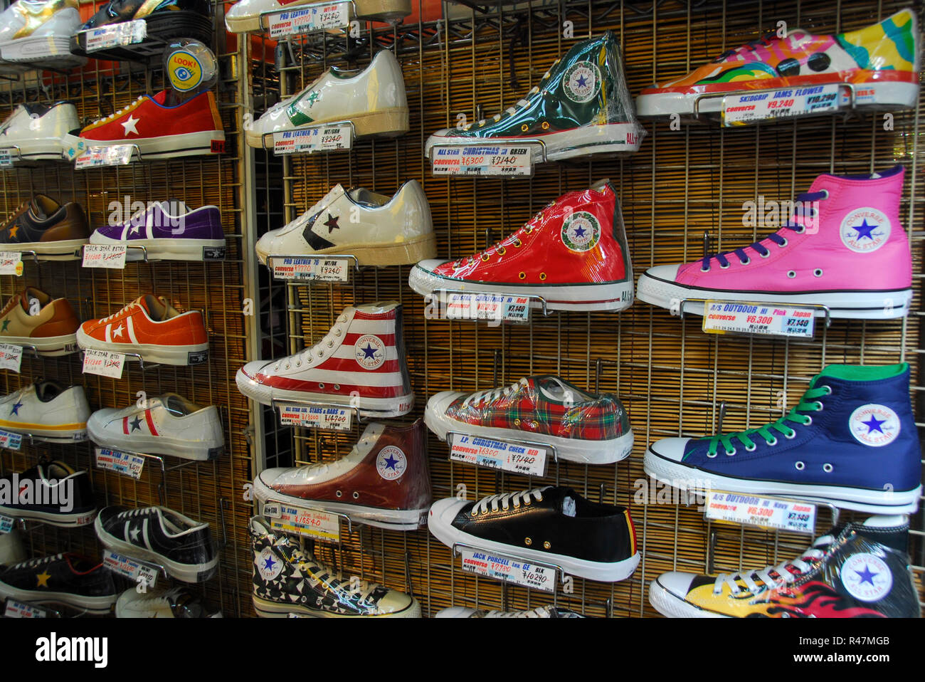 Japan, Tokio: Schuhstand mit trendigen Converse All Star Chucks in bunten  Farben mit dem Ameyoko-Markt. - 05.01.2007 Stockfotografie - Alamy